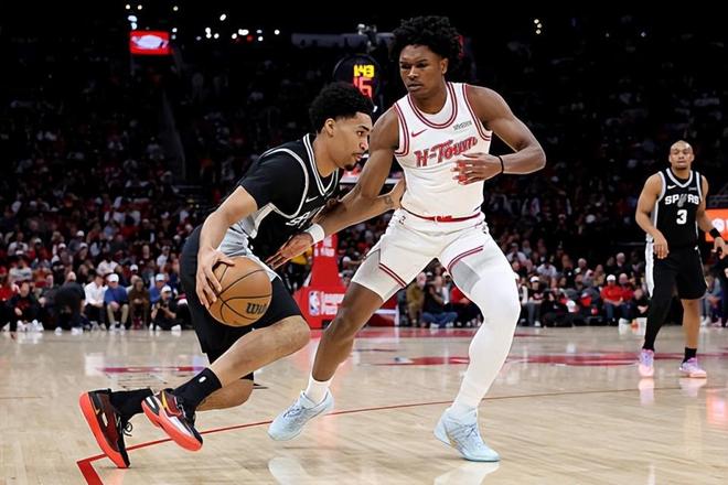 不断冲击火箭内线！马刺榜眼郎竟然成为了决定比赛走势的关键人物