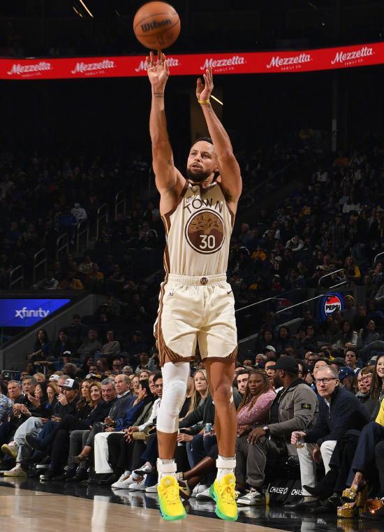 库里14+3+5造NBA神迹，巴特勒临时退赛格林4记三分，勇士大胜黄蜂