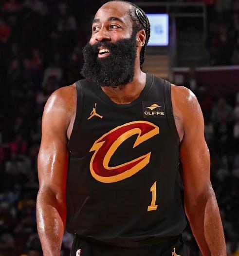 复出就赢球，哈登归来帮助骑士豪取两连胜，目前他在骑士8胜1负！