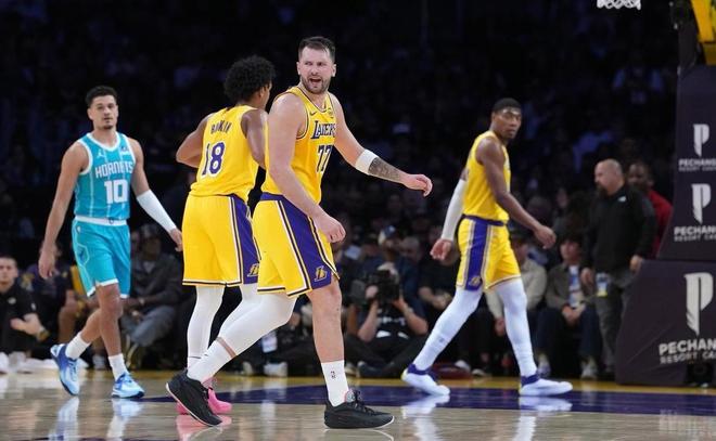 爆冷！湖人惨败东部鱼腩！詹姆斯创历史第一，东契奇空砍39分4助