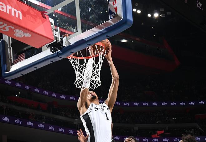 挑落东部第一+8胜1负！马刺变脸冲冠：文班轰21+17+6攻防一体真猛