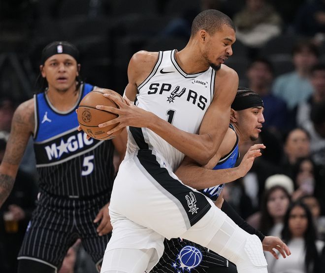 头撞篮板空接+追身火锅！文班25+8+4断5帽统治攻防 外星人真猛