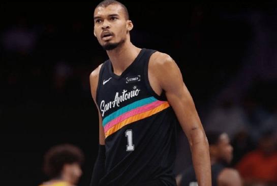 出战8分钟，狂砍25分3篮板，文班亚马有望打破张伯伦的100纪录？