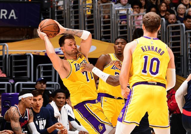 狂轰80+15+24！湖人三巨头大爆发，伦纳德受伤，快船逆转失败