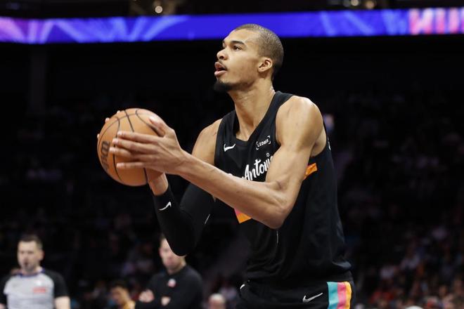 26分钟狂轰40+12，NBA历史首人！詹杜库老去后联盟终于等到新门面