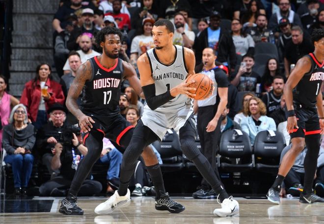 狂轰145分！马刺大胜火箭，申京被马刺全队针对，文班亚马29分4帽