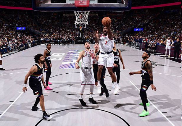 快船负掘金吹罚尺度遭嘲讽！美媒将约基奇p成亚历山大 24分钟17罚