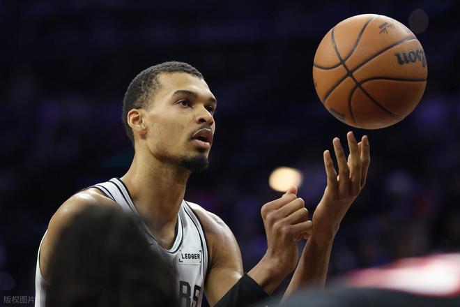 40分惨败马刺，76人脸都丢尽了！文班汗都没出，探花被榜眼完爆