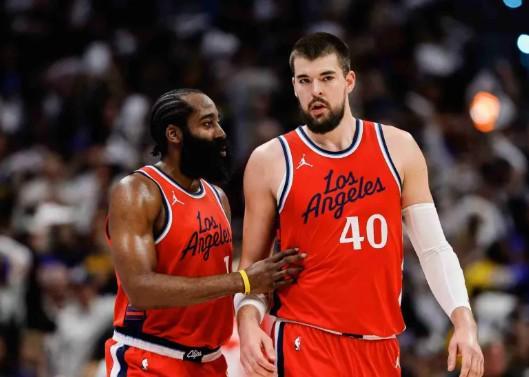 记者：快船在送走哈登以后，持续收到关于祖巴茨的询价电话