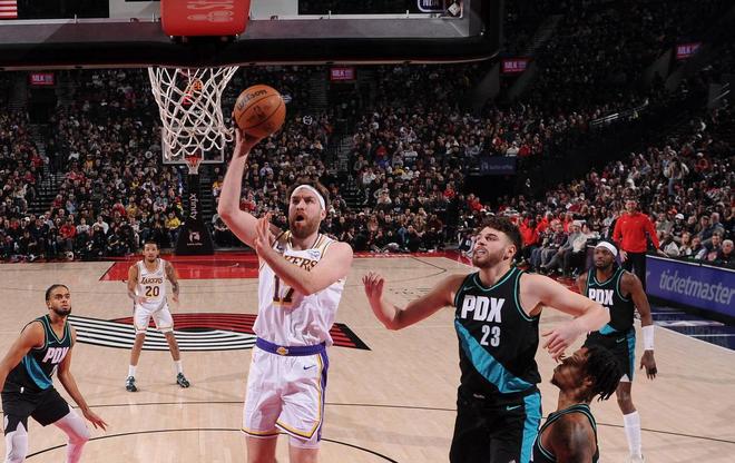 者！湖人暗藏25岁新星轰21+4，雷迪克该重用他？