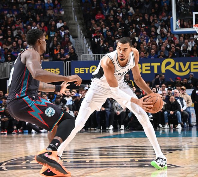 西部排名又变了：马刺创NBA奇迹，国王爆冷赢球，2队排名互换