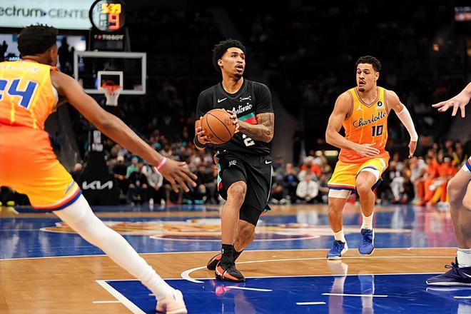 明明状态相当不错，结果马刺在关键时刻却没有选择让他留在场上？