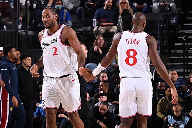 越来越适应先发控卫的角色了！快船后场大闸的表现正在不断提升？