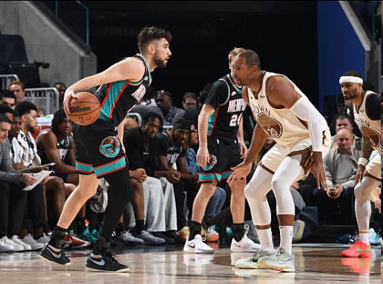 神剧情！勇士23次失误还能逆转绝杀灰熊 最后8分钟对手仅5分