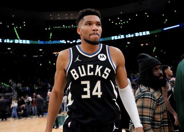 一夜3大消息！字母哥申请交易，火箭遭重创，快船创历史新纪录