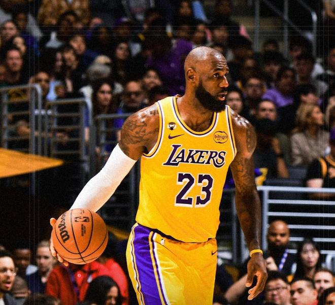 詹姆斯20+7+10+7失误，里夫斯哑火新援10分，湖人复仇勇士夺3连胜