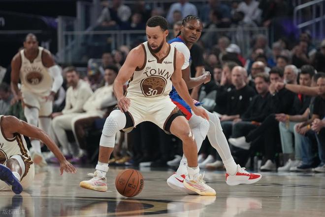 库里伤退！坎安宁29+11，勇士8人得分上双仍输活塞，看清4个现实