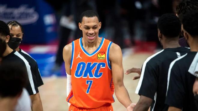 17岁赚了一百万美元，25岁被CBA裁员