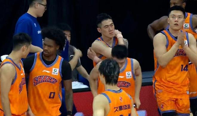 上海男篮23分大胜晋级八强，王哲林18+7弗格19分，张镇麟首秀6+6