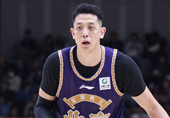 北控遭打击：沈梓捷不到2分钟受伤 腿部肿胀将去医院检查