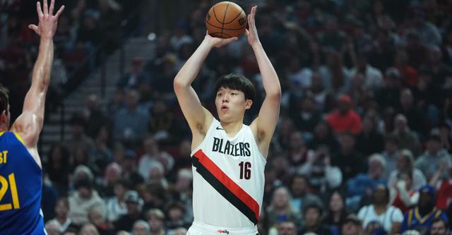 杨瀚森2分2帽库里空砍35分 开拓者主场大胜勇士