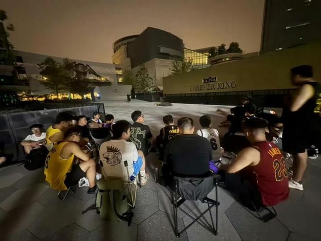 炽热的爱！詹姆斯今日将亮相成都万象城 部分球迷彻夜排队守候