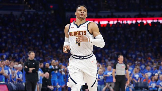NBA传奇球星拉塞尔·威斯布鲁克在游艇上打篮球，保持状态