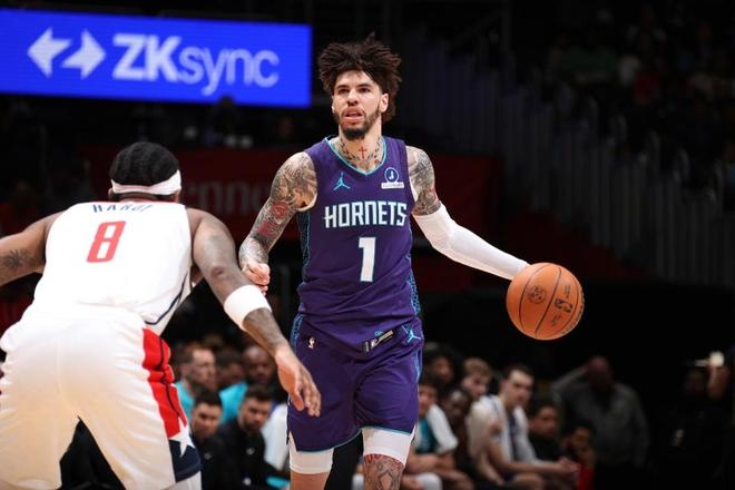 三球三節(jié)37+8+7+10三分生涯新高 黃蜂大勝奇才近14戰(zhàn)11勝