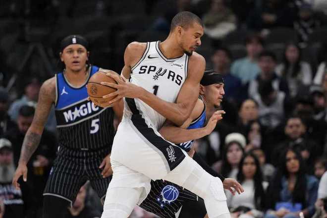 馬刺雙殺魔術升西部第二：文班25+8+4+5帽 完勝班凱羅19+10