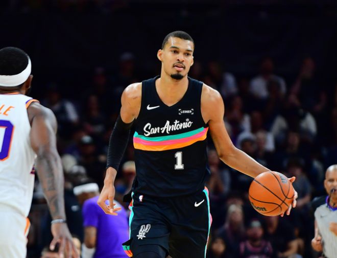 布克伤退狄龙禁赛！马刺大胜太阳豪取7连胜 文班17+11+5帽