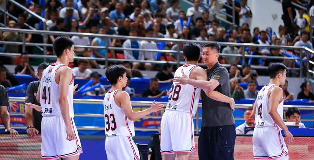广东宏远5分险胜！拒绝新疆大逆转，双方发生冲突，杜锋表达不满