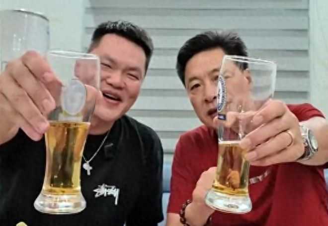 朱芳雨宴請恩師！和李春江相聚喝酒暢談，師徒二人把酒言歡太開心