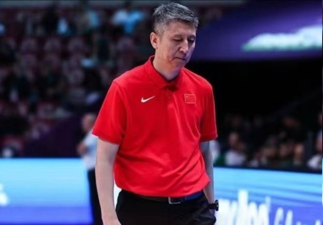 男篮跌至亚洲第11，郭士强必须背锅？球迷：这仨大牌别进国家队了