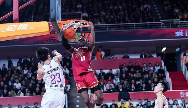 杜锋暴怒！山西外援肘翻广东18岁新秀 粤媒：你真本事啊