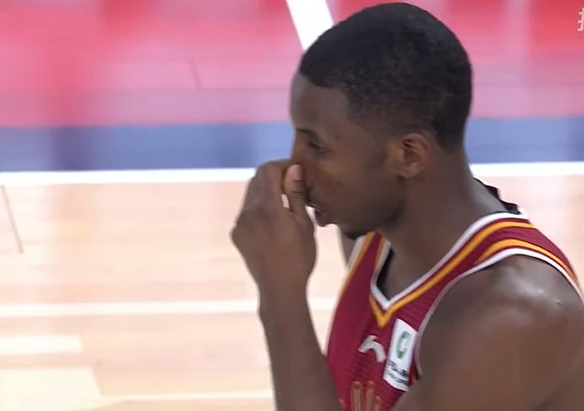 过分！迪亚洛下黑手击倒陈家政 球迷：严惩迪亚洛