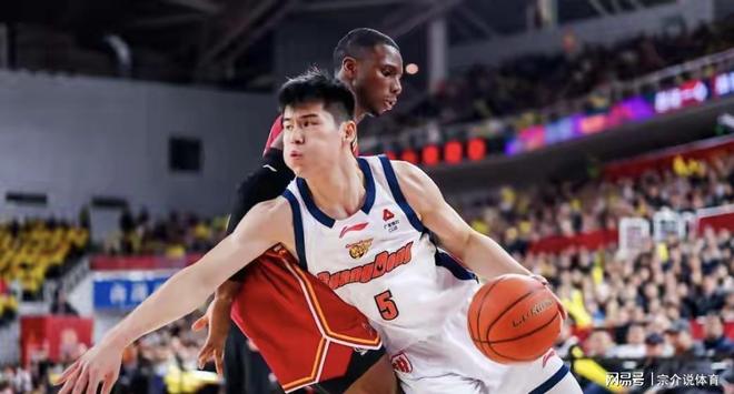 脚踹徐杰，撂倒陈家政，球迷怒喷严惩CBA恶汉，杜锋被裁判制裁