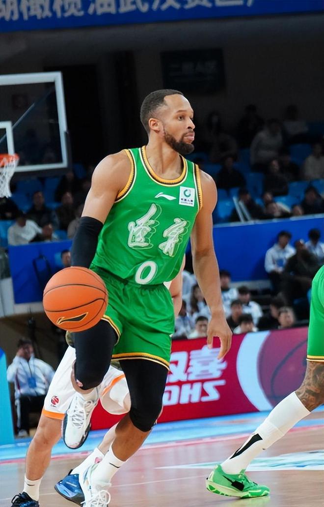 CBA疯狂一夜！辽篮3分憾负惨遭三连败，张镇麟暴走上海大胜北控