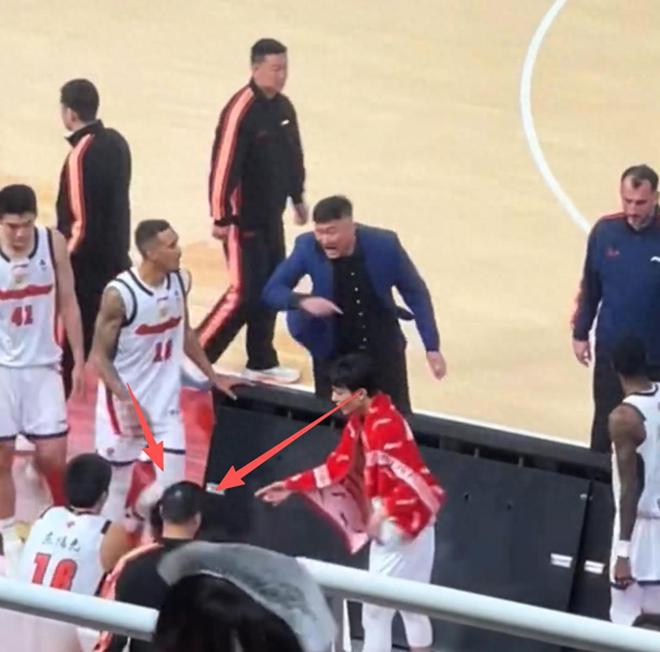 CBA三消息：杜锋怒批胡明轩，徐杰复仇犯错，球迷建议追罚迪亚洛