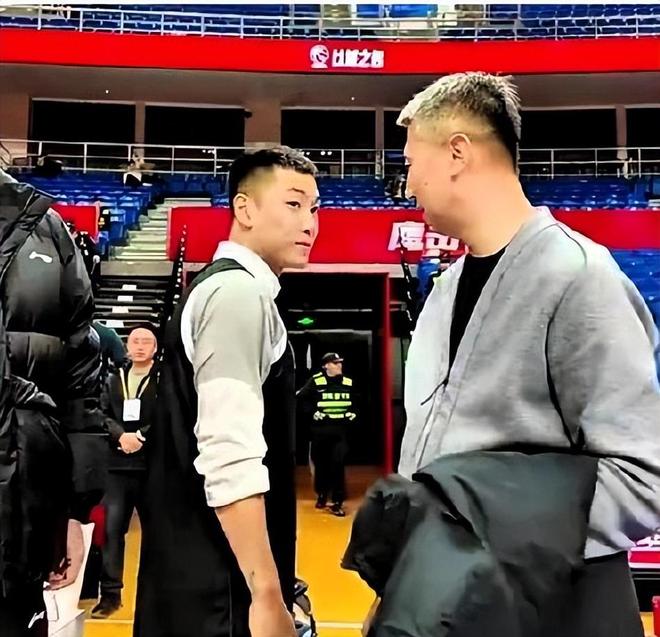 郭士强现身山东对青岛的比赛，球迷：他要考察谁？