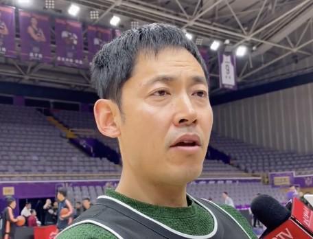 张庆鹏：对新外援小尼尔森还不太了解，今晚要向冠军队广东学习