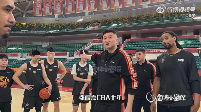 张皓嘉被弃用！杜锋：我让他打了五六年首发