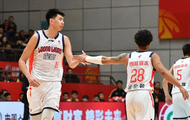 杜锋后悔吗？广东两旧将斗法，2米26新星不服前辈，送上6次盖帽