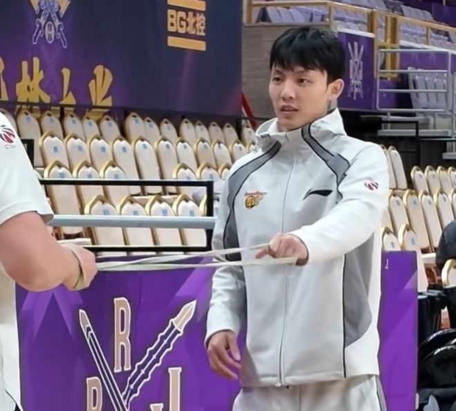 广东伤情！徐杰轻微训练缺席1-2场，奎因投篮也缺席，杜锋直指难