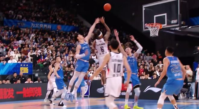 一打强队就脚软！北京王牌锋线成背景板，球迷：就这还想打NBA？