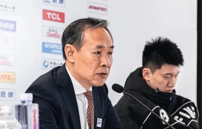 输山东发布会！批篮板，解析弃斯佩尔曼+最后攻守，但仍表扬球队