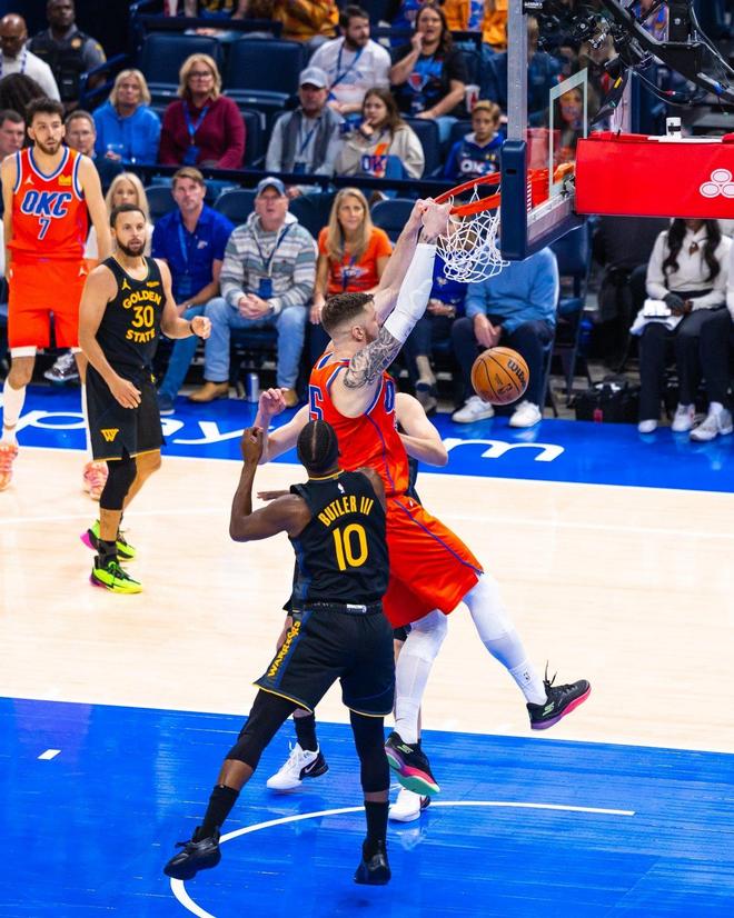 库里创纪录，勇士完败雷霆！亚历山大28+11创神迹，霍姆格伦惊艳