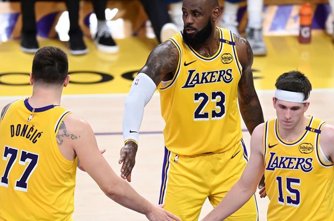 湖人VS魔术前瞻：湖人PK东部第7，詹东里三巨头领衔冲击前四