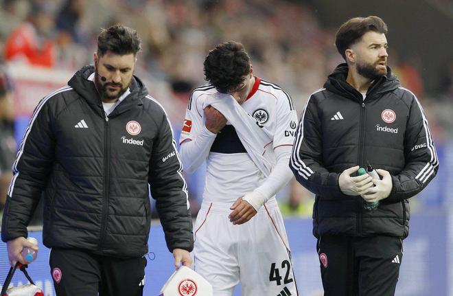 德天空：法蘭克福中場烏尊肌肉受傷，預(yù)計(jì)12月歐冠踢巴薩復(fù)出