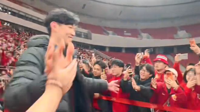 中超首創(chuàng)+震撼！海港奪冠慶典：一架印著隊徽的直升機(jī)送來火神杯