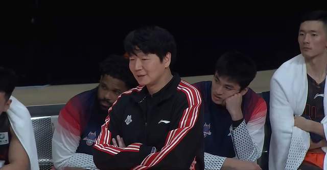 4分惜?。∩綎|男籃不敵強(qiáng)敵，邱彪用人值得商榷，克里斯空砍23+8